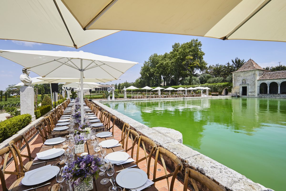 Portugese vineyard - outdoor venue with a lake and table dressing